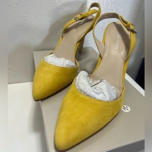 NIB Marc Fisher Davon yellow suede pumps.